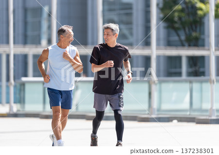 Senior man jogging 137238301