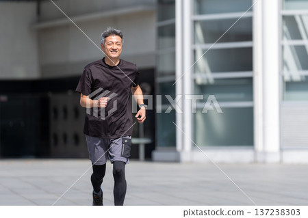 慢跑的老人 慢跑的老人 137238303