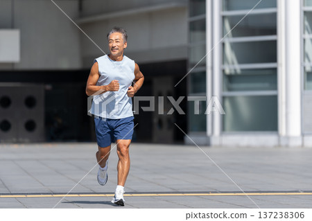 Senior man jogging 137238306