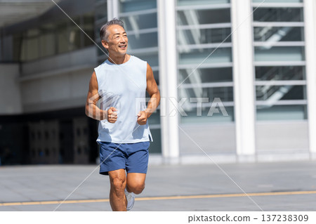慢跑的老人 慢跑的老人 137238309