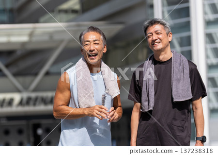 享受運動的老人 享受運動的老人 137238318