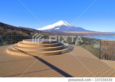 從山中湖明神山觀景台遠眺白雪皚皚的富士山 從山中湖明神山觀景台遠眺白雪皚皚的富士山 137238330