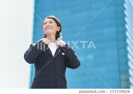 一個在戶外微笑的女商人 一個在戶外微笑的女商人 137239026