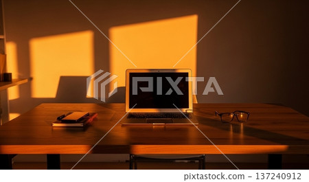 木桌上便攜式計算器和商務文件顯示器的內部視圖 137240912