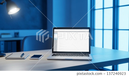 木桌上便攜式計算器和商務文件顯示器的內部視圖 137240923