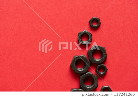 紅色背景中的六角螺栓螺母 紅色背景中的六角螺栓螺母 137241260