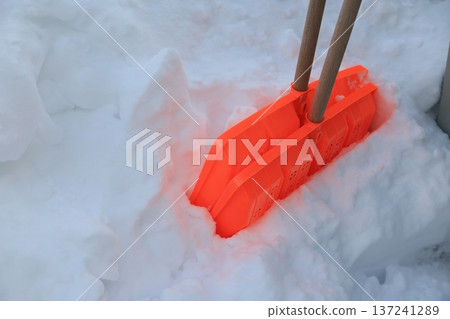Snow scraping 137241289