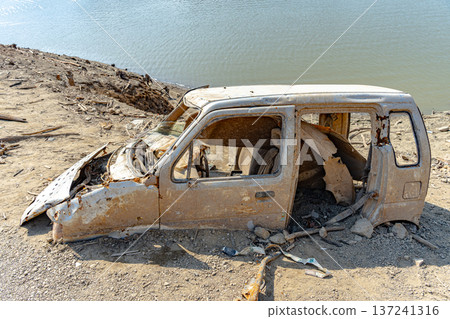 Wagon R appears as Lake Tsukui level drops Wagon R appears as Lake Tsukui level drops 137241316