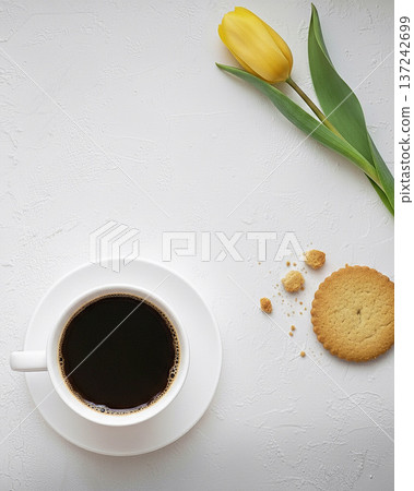 俯瞰視角，黃色鬱金香、咖啡和餅乾。春日茶歇時光，清晨，空間，純淨的畫面。 137242699