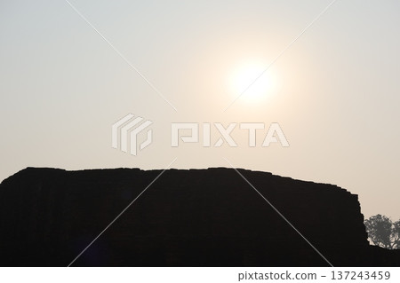 尼泊爾藍毘尼的景色,橘色的夕陽、晨曦和遺址的輪廓交相輝映。 尼泊爾藍毘尼的景色,橘色的夕陽、晨曦和遺址的輪廓交相輝映。 137243459