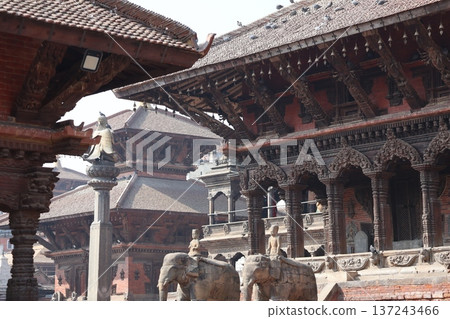 尼泊爾加德滿都帕坦街景,磚雕精美 尼泊爾加德滿都帕坦街景,磚雕精美 137243466