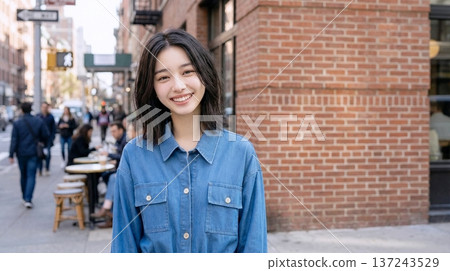 身穿牛仔襯衫的黑髮女子 137243529