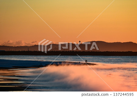 從江之島平塚海灘看到的雪景 137244595