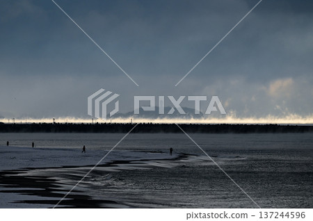 寒流、降雪，從平塚海灘眺望江之島 137244596