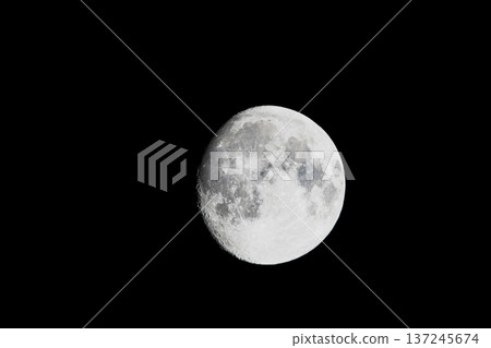 月亮漂浮在夜空中 月亮漂浮在夜空中 137245674