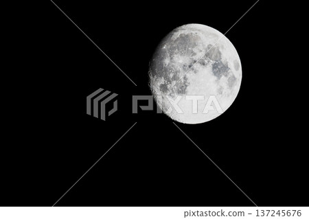 月亮漂浮在夜空中 137245676