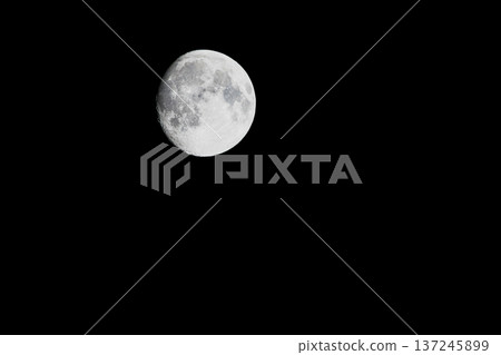 月亮漂浮在夜空中 月亮漂浮在夜空中 137245899