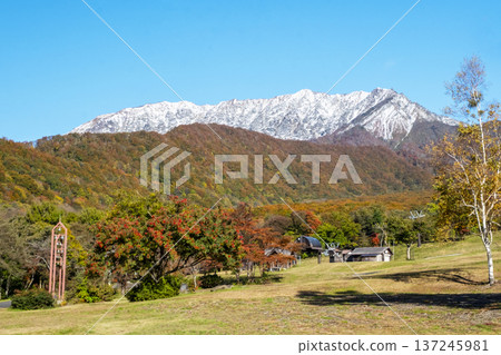 奧大山的紅葉和白雪皚皚的大山 奧大山的紅葉和白雪皚皚的大山 137245981