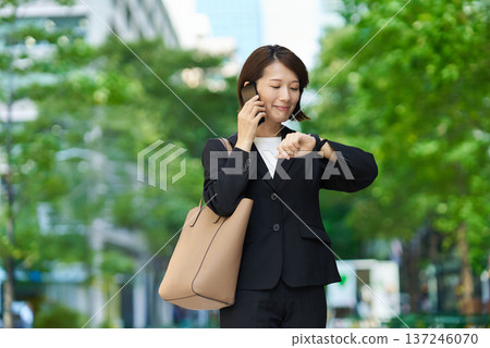 一位似乎很在意時間的女商人 一位似乎很在意時間的女商人 137246070