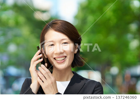 Businesswoman talking on a smartphone 137246360