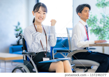 坐在輪椅上在辦公室工作的婦女 137246377