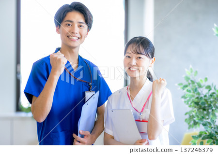 穿著磨砂服的男士和女士 137246379