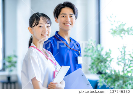 穿著磨砂服的男士和女士 137246380