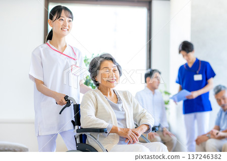 資深婦女和護工輪椅的 137246382