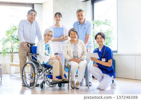 坐輪椅的老人和護理人員 137246389