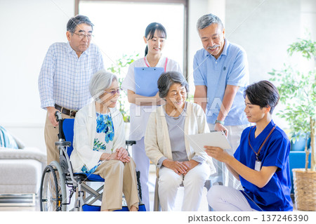 坐輪椅的老人和護理人員 137246390