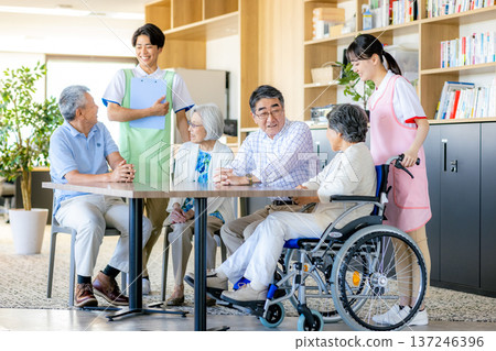 年輕的助手和老年人在療養院擁抱 137246396