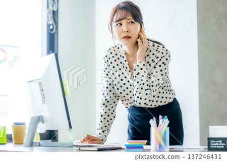 陷入困境的女人 137246431