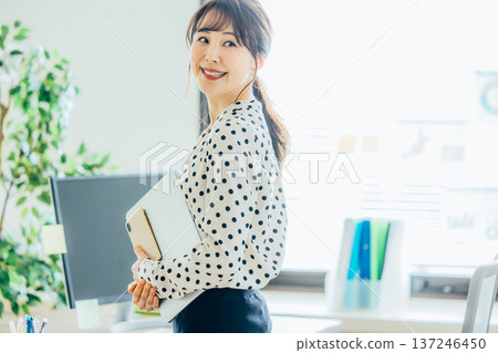 一位在辦公室工作的年輕女性 137246450