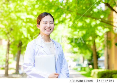 白色的一位女士 137246464