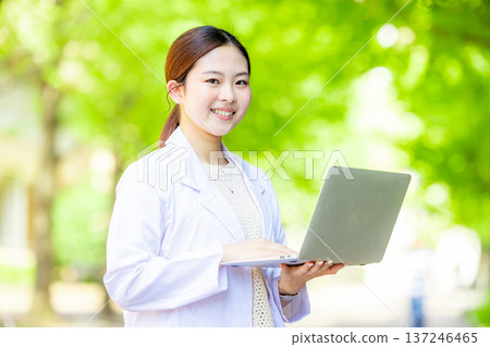 白色的一位女士 137246465