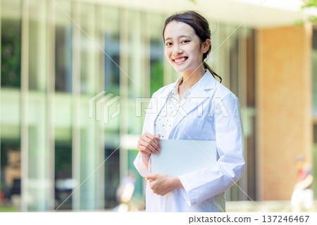 白色的一位女士 137246467