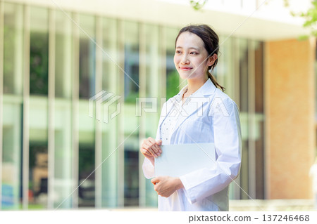 白色的一位女士 137246468