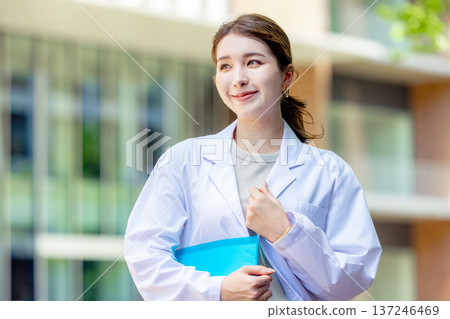 白色的一位女士 137246469