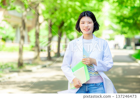 白色的一位女士 137246473