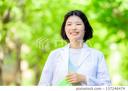白色的一位女士 137246474