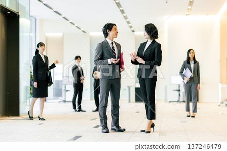 商人在辦公室排隊 137246479
