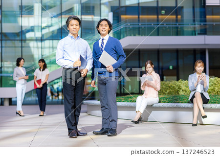 男女商務人士在辦公大廳聊天 男女商務人士在辦公大廳聊天 137246523