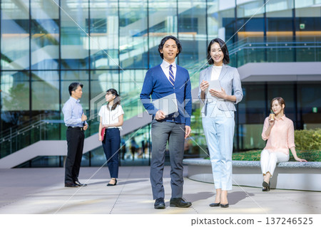 一個由男性和女性組成的商務團隊正在開會 一個由男性和女性組成的商務團隊正在開會 137246525