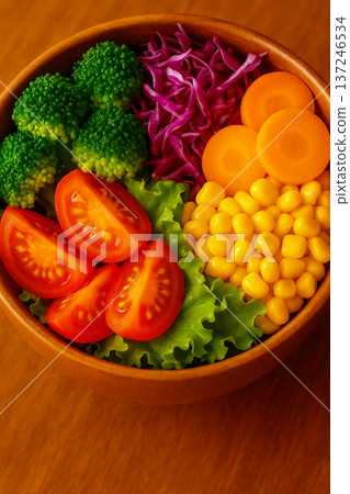一碗色彩繽紛的健康彩虹沙拉，盛滿了各種時令蔬菜 137246534