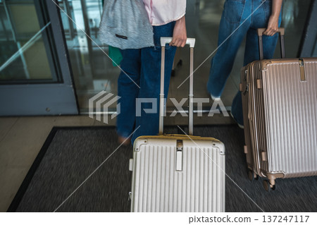 Travelers pulling suitcases ■Photography courtesy of Kansai International Airport (KIX) 137247117