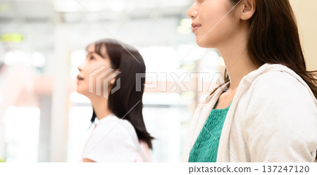 Two women looking up at the airport ■Photography cooperation: Kansai International Airport (KIX) 137247120