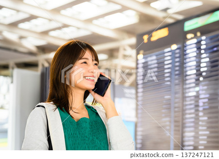 一位女士在機場打電話。照片由關西國際機場（KIX）提供。 137247121