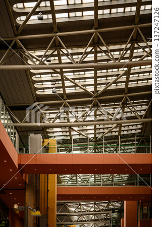 Truss structure inside the airport ■Photography cooperation: Kansai International Airport (KIX) Truss structure inside the airport ■Photography cooperation: Kansai International Airport (KIX) 137247126