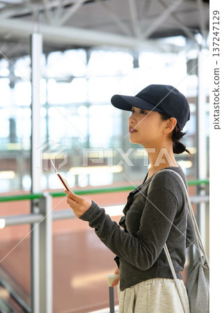 一名女子在機場手持護照。照片由關西國際機場（KIX）提供。 137247129