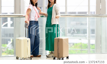 Two people talking at the airport ■Photography cooperation: Kansai International Airport (KIX) Two people talking at the airport ■Photography cooperation: Kansai International Airport (KIX) 137247133